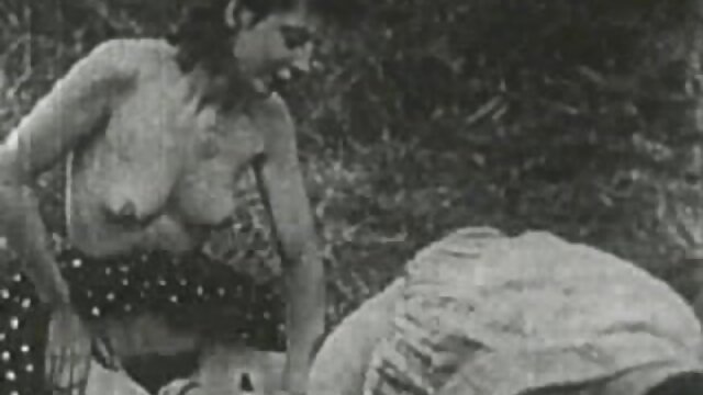 અકાને કુરામોચી હિન્દી સેક્સી પિક્ચર એક વિચિત્ર મિત્ર સાથે બહાર કાઢે છે અને તેના સ્તનની ડીંટી બતાવે છે